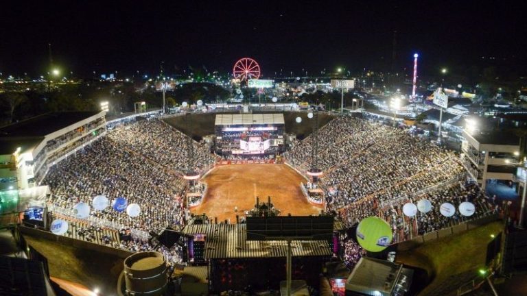 Público em Barretos exalta Bolsonaro com melodia de funk proibidão