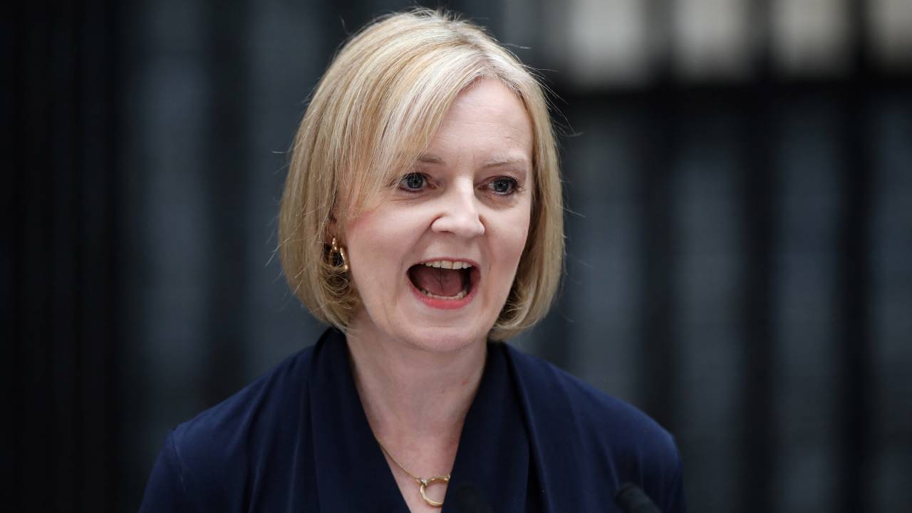 Britain's newly appointed Prime Minister Liz Truss delivers a speech outside 10 Downing Street, central London, on September 6, 2022. - Liz Truss on Tuesday officially became Britain's new prime minister, at an audience with head of state Queen Elizabeth II after the resignation of Boris Johnson. The former foreign secretary, 47, was seen in an official photograph shaking hands with the monarch to accept her offer to form a new government and become the 15th prime minister of her 70-year reign. (Photo by ISABEL INFANTES / AFP)