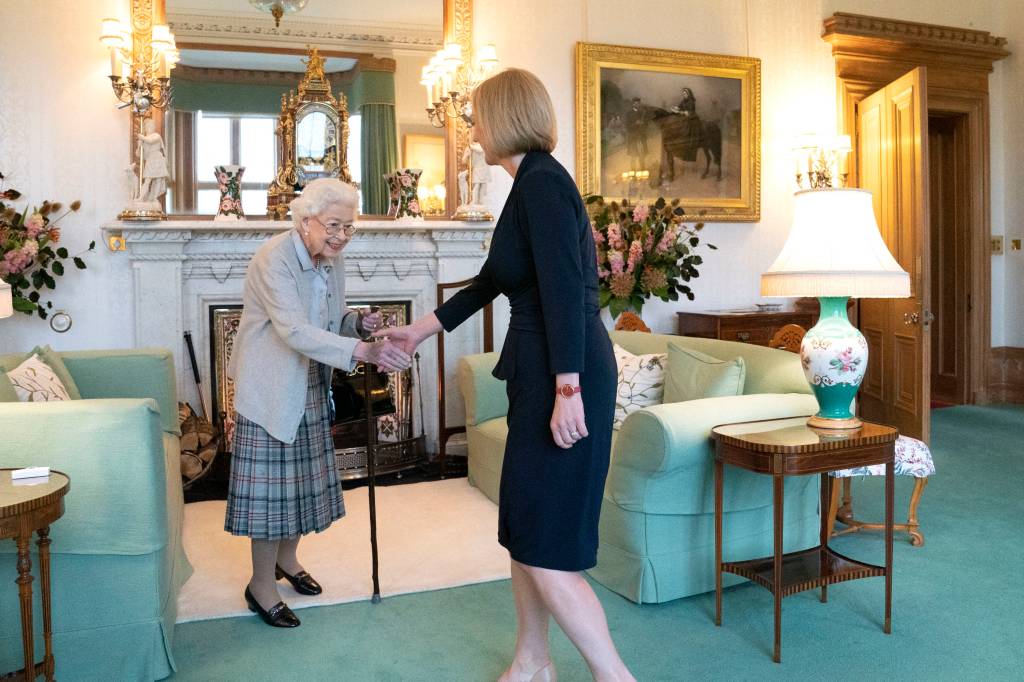 Rainha Elizabeth II e a l&iacute;der do Partido Conservador e primeira-ministra eleita da Gr&atilde;-Bretanha, Liz Truss -