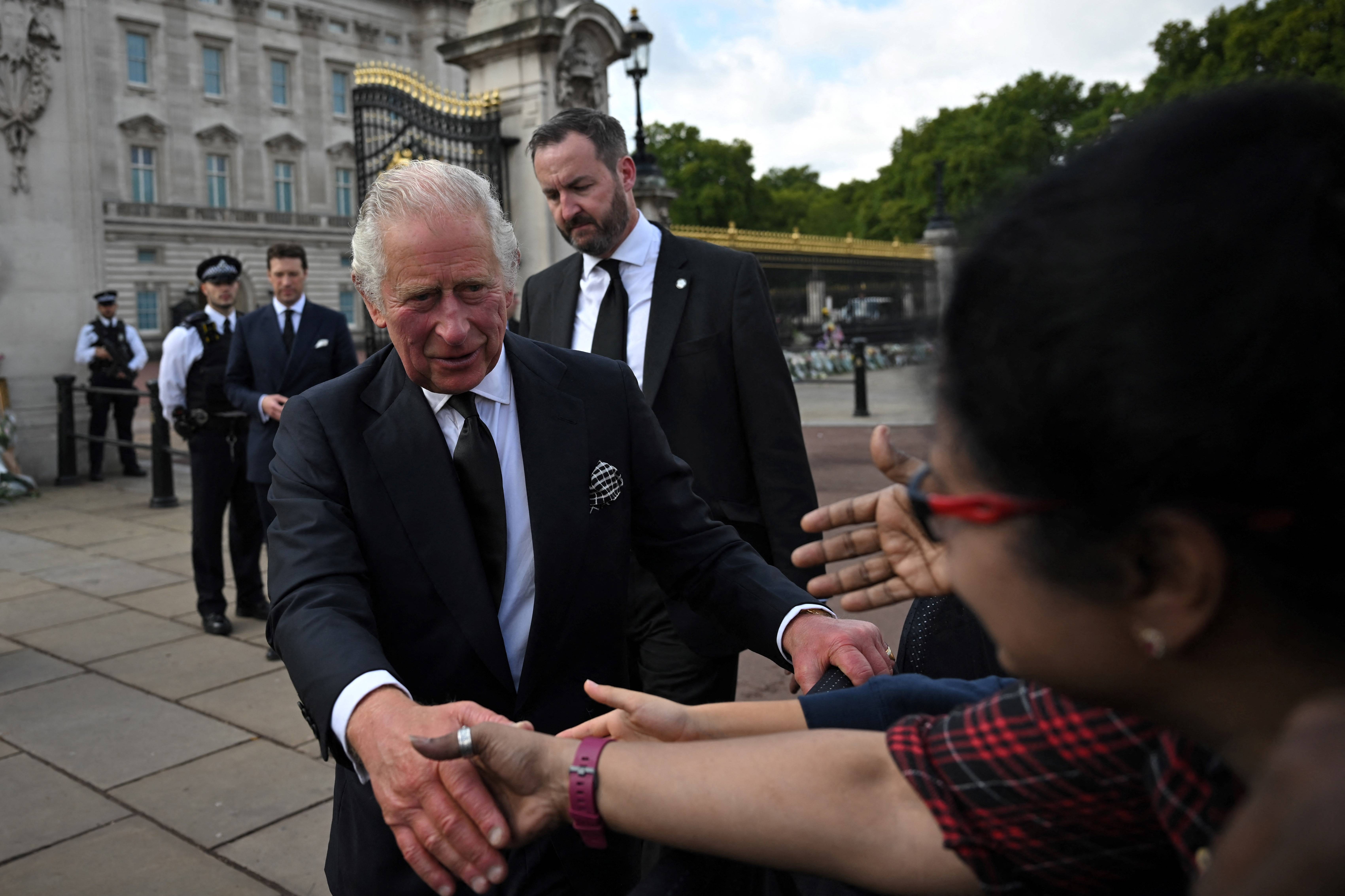 A diferença da coroação de rei Charles III para a da mãe Elizabeth II