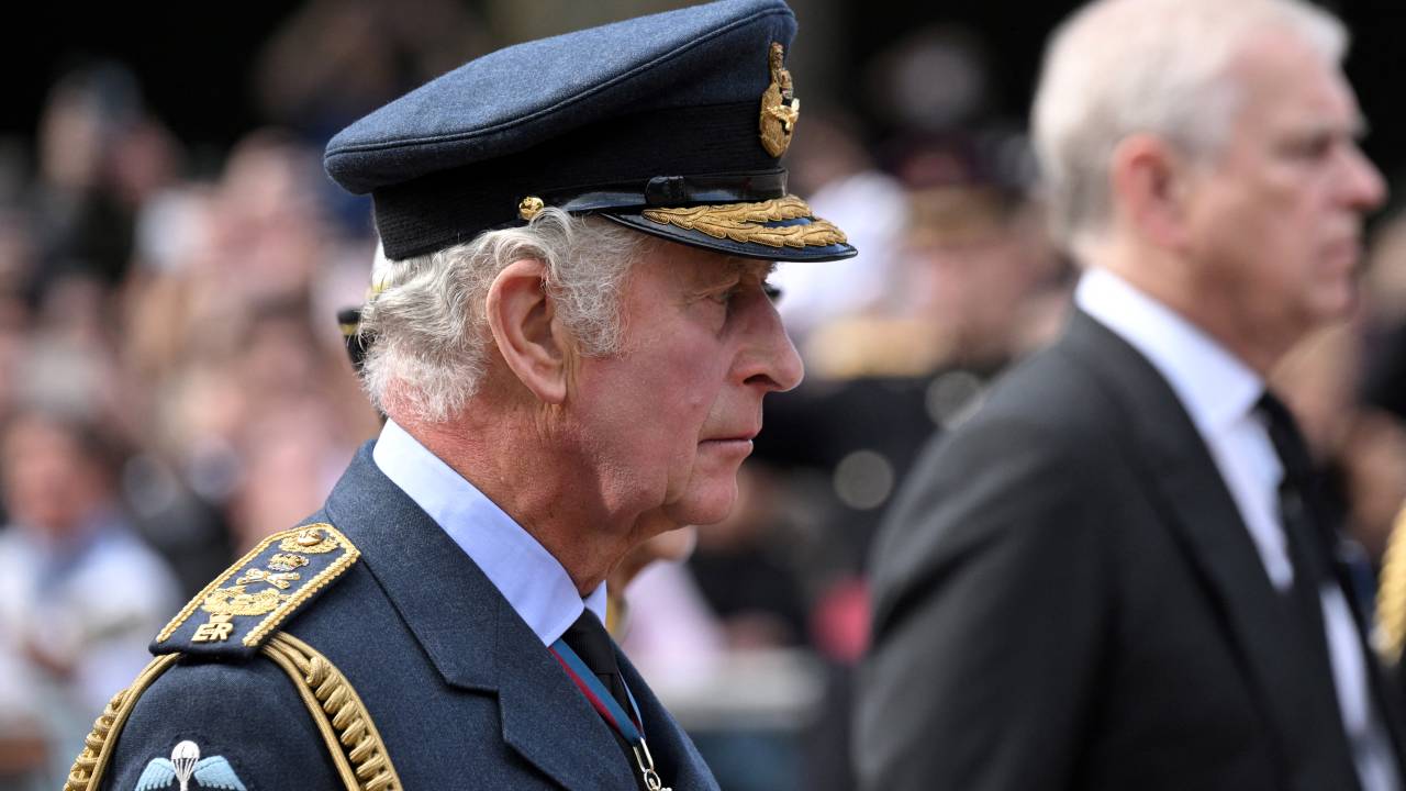 Britain's King Charles III (L) and Britain's Prince Andrew, Duke of York walk behind the coffin of Queen Elizabeth II, adorned with a Royal Standard and the Imperial State Crown and pulled by a Gun Carriage of The King's Troop Royal Horse Artillery, during a procession from Buckingham Palace to the Palace of Westminster, in London on September 14, 2022. - Queen Elizabeth II will lie in state in Westminster Hall inside the Palace of Westminster, from Wednesday until a few hours before her funeral on Monday, with huge queues expected to file past her coffin to pay their respects. (Photo by LOIC VENANCE / AFP)