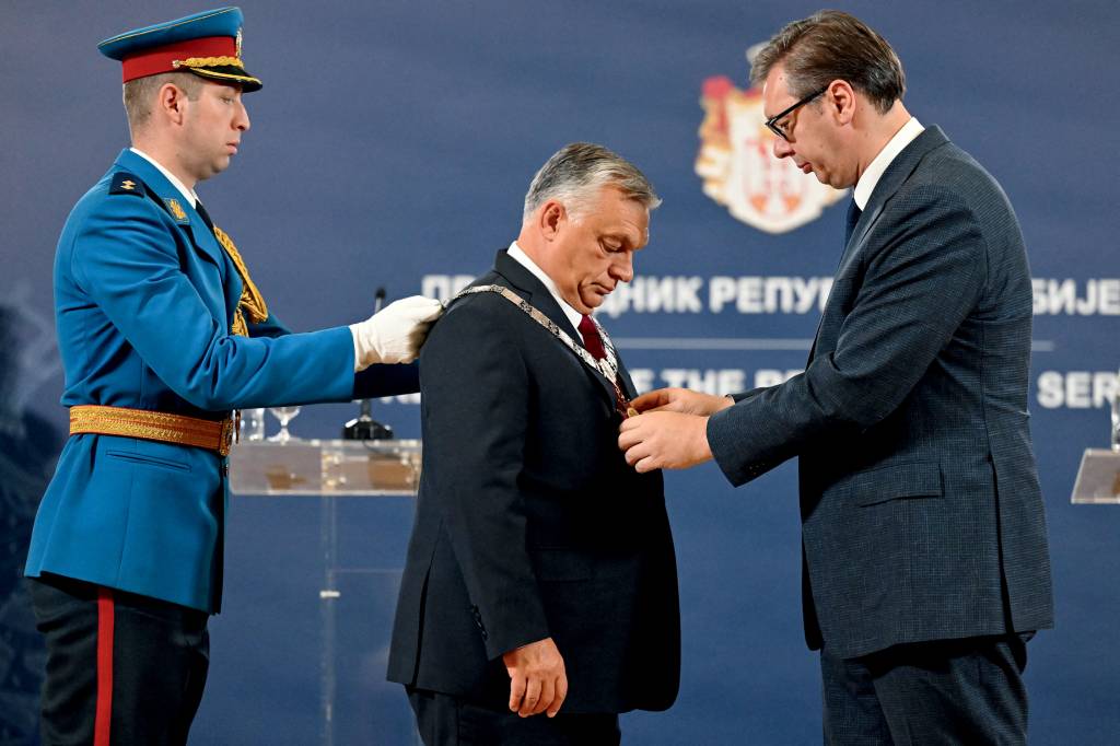 SERBIA-HUNGARY-DIPLOMACY-POLITICS MODELO - Orbán sendo condecorado por Vucic na Sérvia: o pregador de uma celebrada “democracia iliberal” -