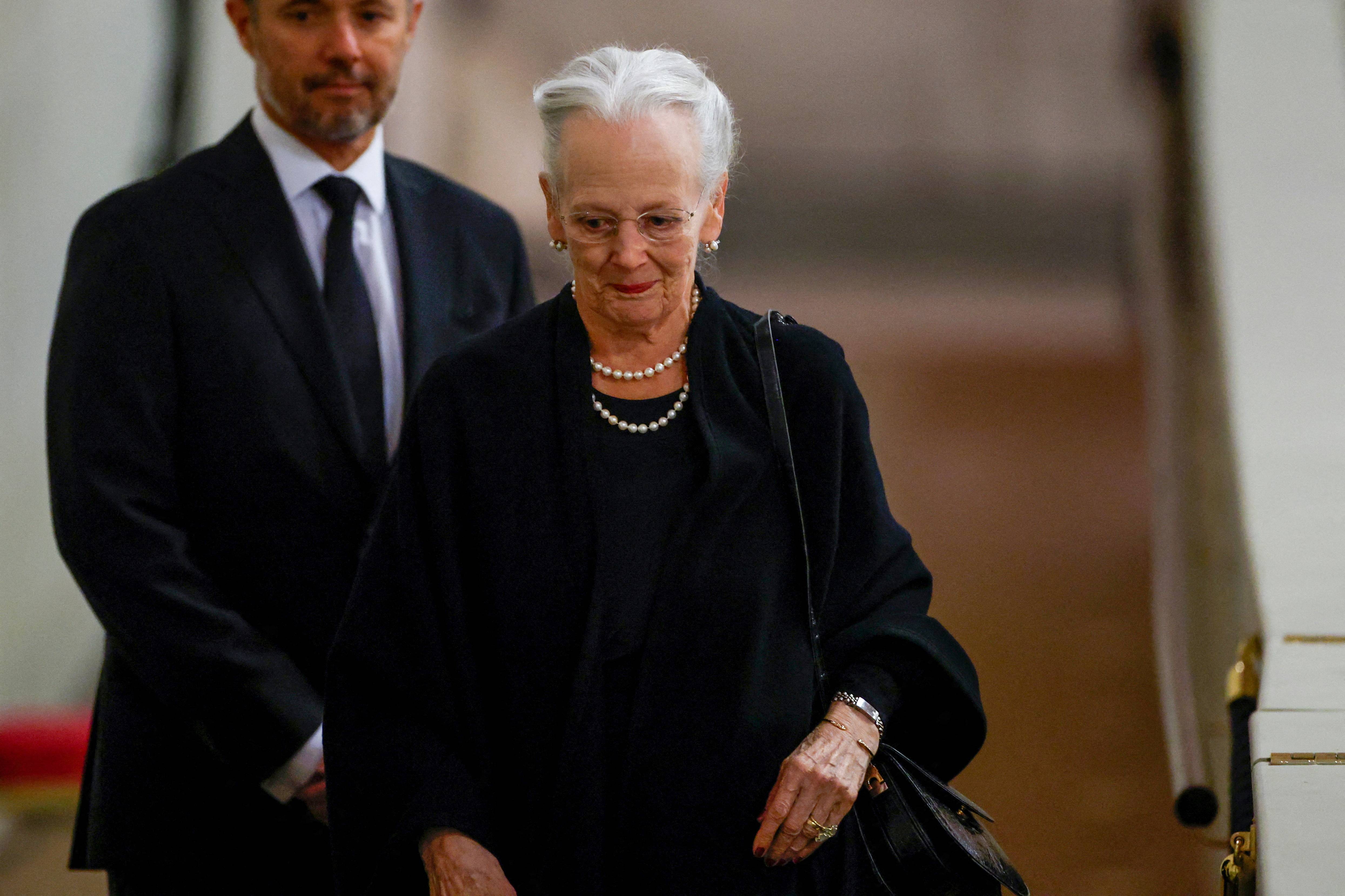 Monarca mais antiga da Europa senta do lado oposto de Charles, o mais novo