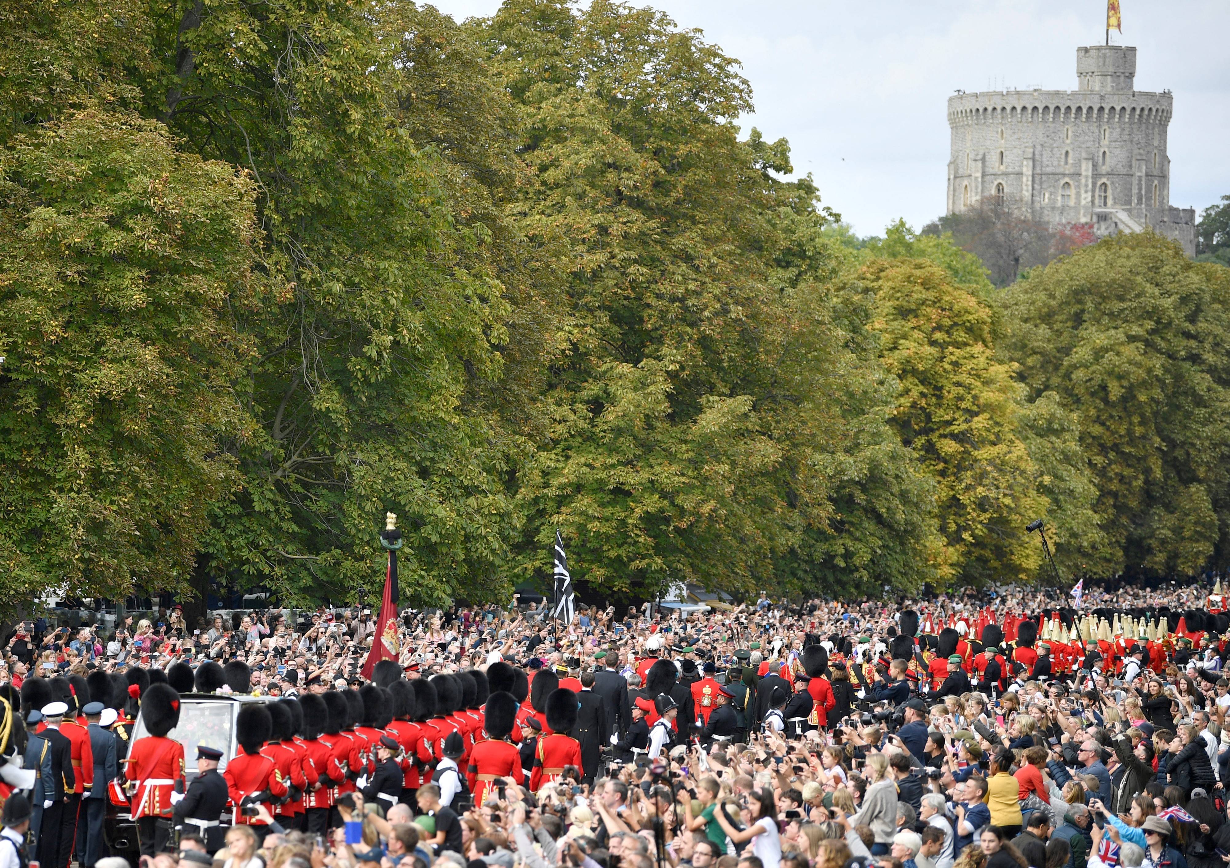 Cerca de 250.000 pessoas fizeram fila para ver caixão da rainha Elizabeth