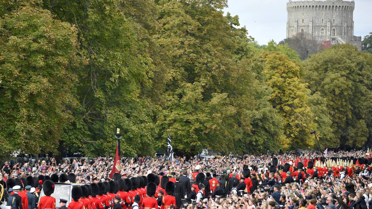 The Procession following the coffin of Queen Elizabeth II, aboard the State Hearse, travels up The Long Walk in Windsor on September 19, 2022, making its final journey to Windsor Castle after the State Funeral Service of Britain's Queen Elizabeth II. (Photo by Beresford Hodge / POOL / AFP)