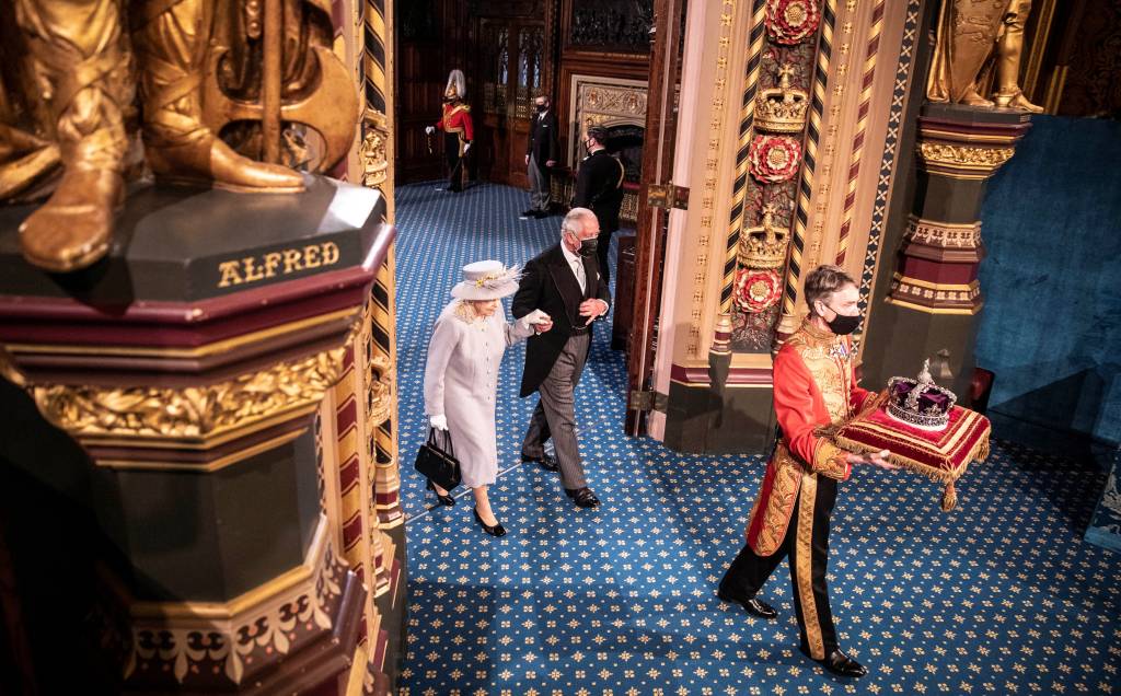 Rainha Elizabeth e seu filho, pr&iacute;ncipe Charles, perto da coroa imperial -