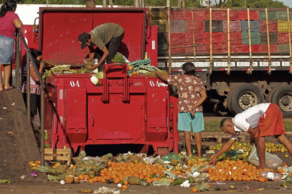 000_9QZ9DF.jpg HUMILHAÇÃO - Pessoas buscam comida em Belém: mais de 30 milhões de brasileiros assolados pela fome -