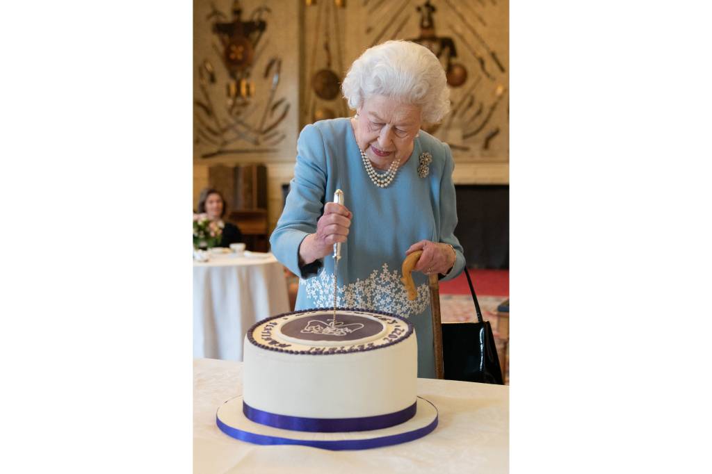 A rainha Elizabeth II corta um bolo para comemorar o in&iacute;cio do Jubileu de Platina -