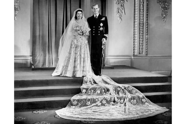 Elizabeth com Philip no Palácio de Buckingham após a cerimônia de casamento, em 1947 - Elizabeth com Philip no Palácio de Buckingham após a cerimônia de casamento, em 1947 -