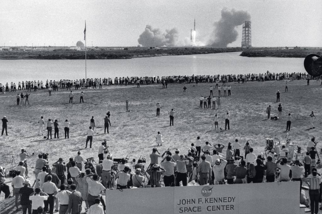Apollo 11 APOLLO 11 - Saturn V decola do Centro Kennedy, em 1969: missão histórica -