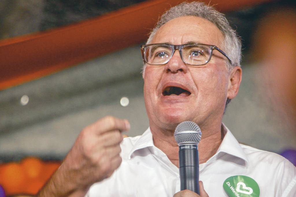 2245123_fotoarena.jpg CONTRAPONTO - Renan Calheiros: o senador rival de Arthur Lira é um dos maiores aliados de Lula no Congresso -