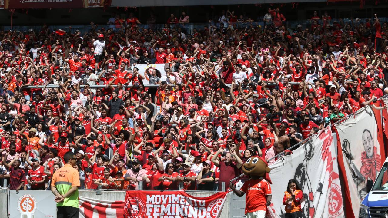 A torcida do Inter durante a partida das Gurias Coloradas contra o Corinthians -