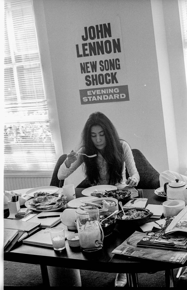 Yoko Ono almoçando comida macrobiótica no escritório da Apple Corps, em Savile Row, em Londres. No canto direito da mesa estão exemplares de revistas da editora Manchete - Yoko Ono almoçando comida macrobiótica no escritório da Apple Corps, em Savile Row, em Londres. No canto direito da mesa estão exemplares de revistas da editora Manchete -