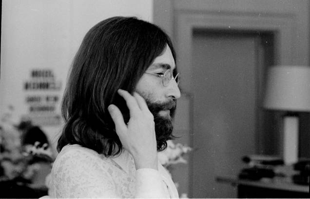 John Lennon no escritório da Apple Corps, na Savile Row, em Londres - John Lennon no escritório da Apple Corps, na Savile Row, em Londres -