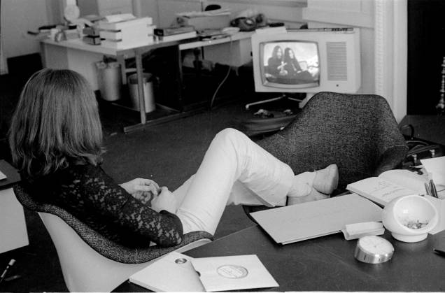 John Lennon assiste a uma entrevista que ele concedeu para um canal de TV britânico - John Lennon assiste a uma entrevista que ele concedeu para um canal de TV britânico -
