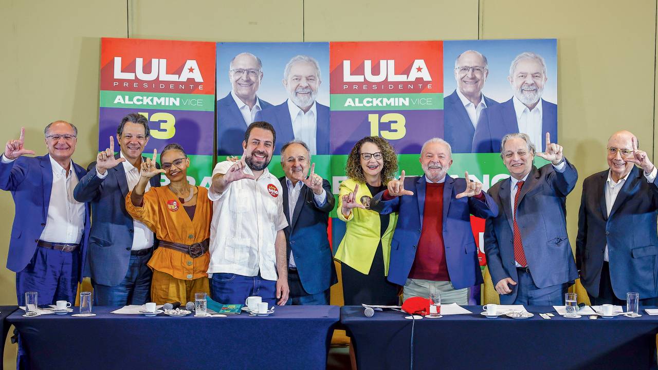 GESTO DE UNIÃO - O petista em encontro em São Paulo na última segunda, 19, para anunciar o apoio de oito ex-candidatos à Presidência, incluindo o ex-ministro Henrique Meirelles: articulações para criar uma frente suprapartidária anti-Bolsonaro -