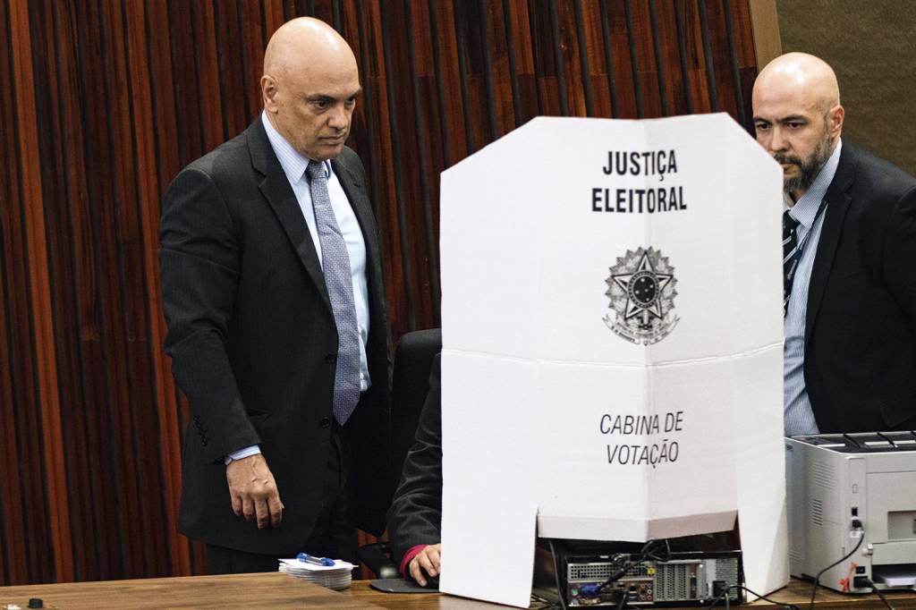 ALEXANDRE-MORAES-TSE-SISTEMA-URNA-ELETRÔNICA-2022-1.jpg ALGUM EQUILÍBRIO - Moraes: o presidente moderou as críticas ao STF -