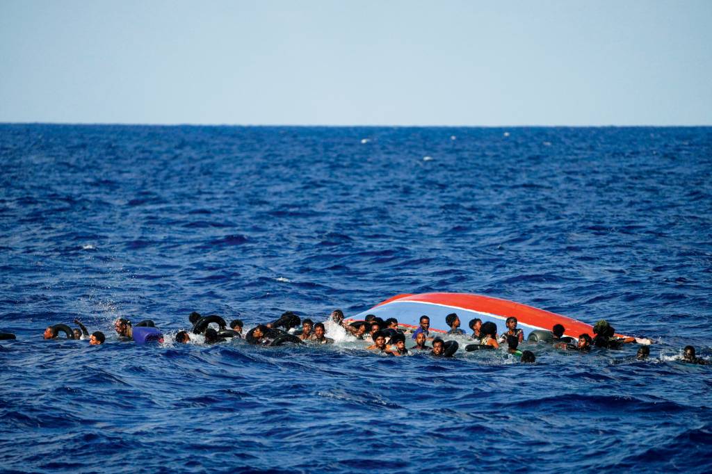 APTOPIX Migration Europe BANDEIRA - Refugiados no Mediterrâneo: culpados por todos os males -