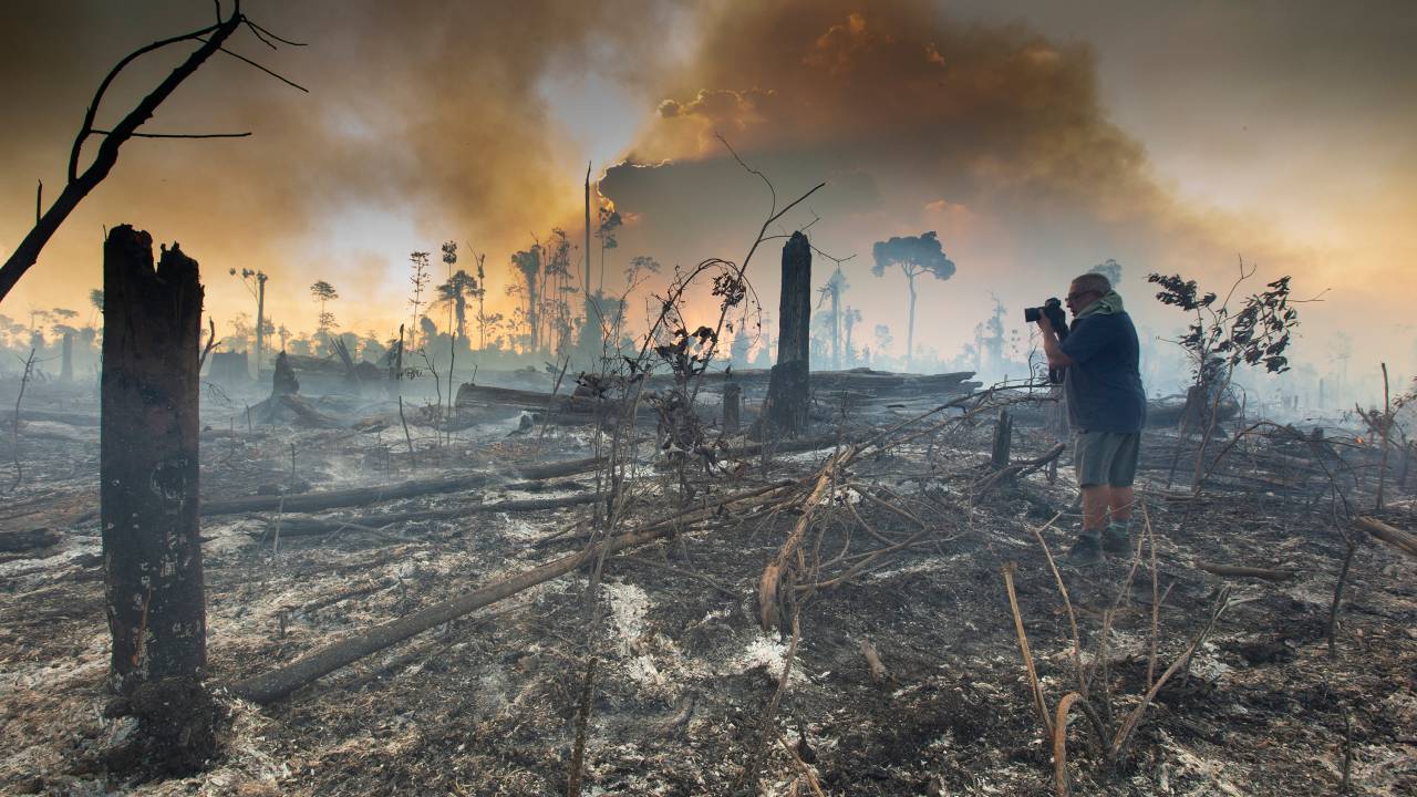 Foto Alan OjuAraquem Alcântara fotografandoQueimada no dia 20 de setembro último na estrada Uruará/Altamira. Pará