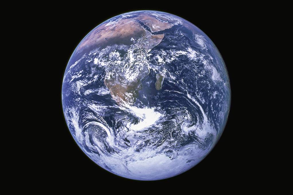 Blue-Marble-The_Earth_seen_from_Apollo_17 “BOLA DE GUDE AZUL” - A clássica imagem da Terra indefesa, de 1972: início do movimento ambientalista -