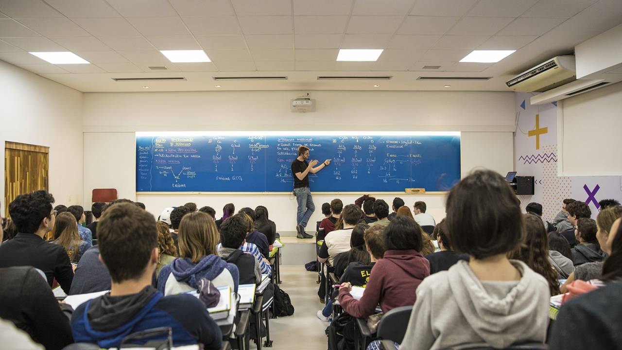 E DÁ-LHE AULA - Cursinho Anglo: os candidatos a medicina treinam mais e ainda têm acompanhamento psicológico -