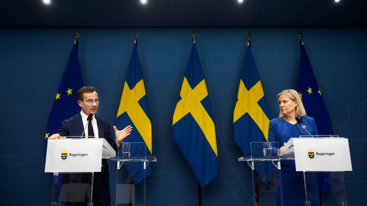 ESTOCOLMO, SUÉCIA - 16 DE MAIO: A primeira-ministra sueca Magdalena Andersson e o líder da oposição Ulf Kristersson, líder do Partido Moderado, anunciam a intenção dos países de se candidatar à adesão à OTAN em Rosenbad em 16 de maio de 2022 em Estocolmo, Suécia.