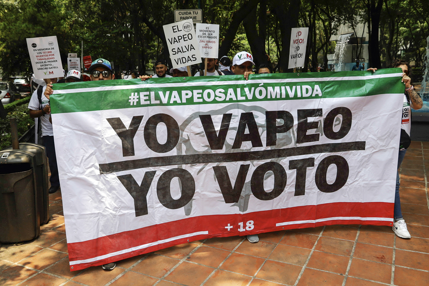 CONFLITO -&ensp;Protesto no M&eacute;xico: manifestantes defendem direito de uso do vape -