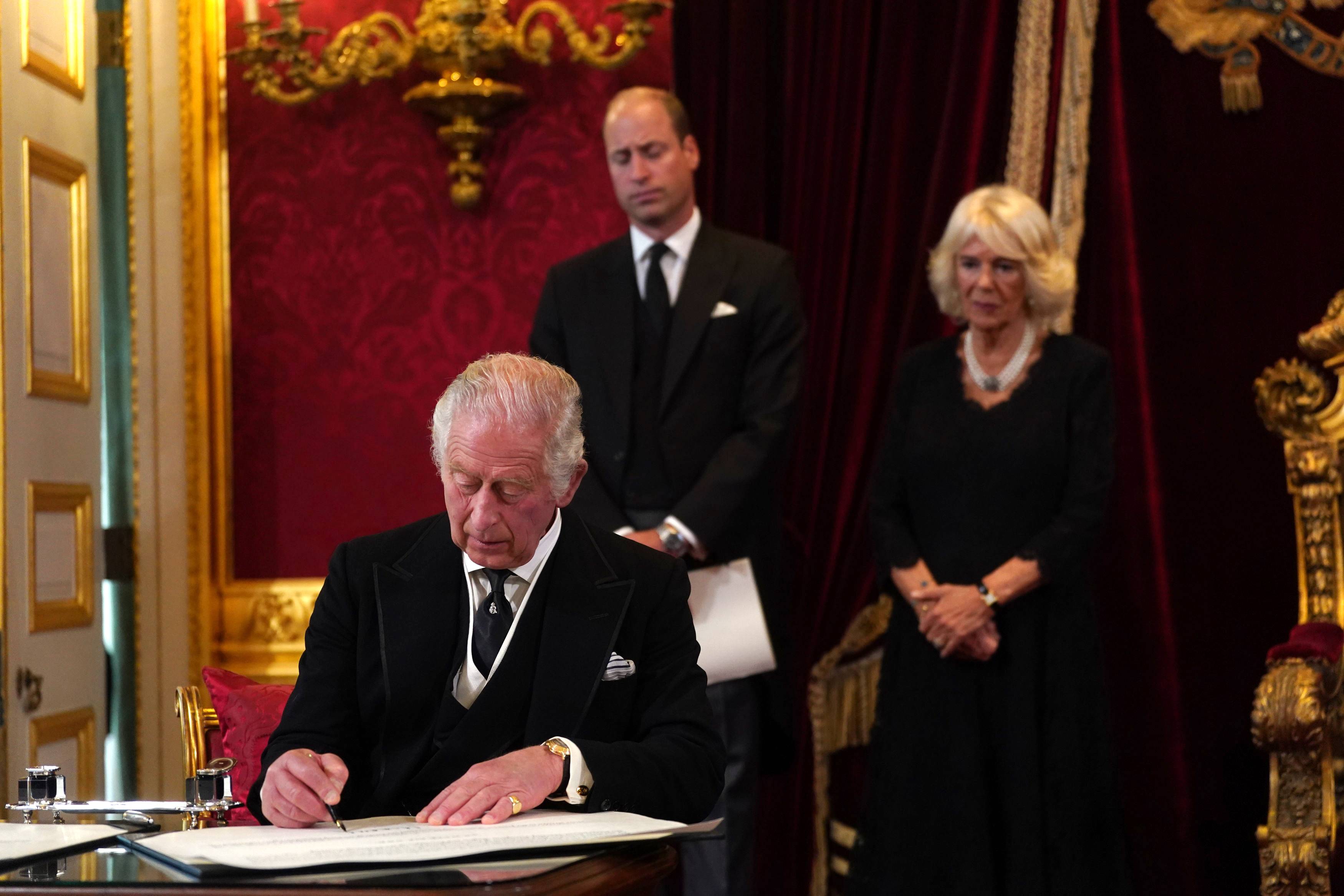 Charles III é formalmente proclamado rei da Inglaterra em cerimônia