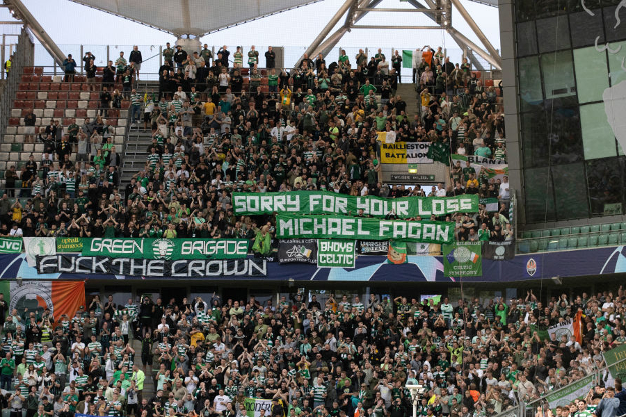 Protesto da torcida do Celtic, da Escócia, após a morte da Rainha Elizabeth II - 14/09/2022 -