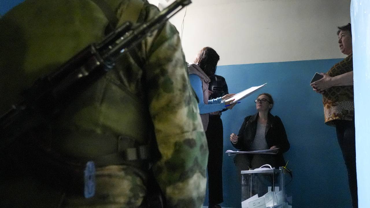 DONETSK OBLAST, UCRÂNIA - 23 DE SETEMBRO: Os moradores votaram em referendos controversos em Donetsk Oblast, Ucrânia, em 23 de setembro de 2022. A votação será realizada de sexta a terça-feira em Luhansk, Donetsk, Kherson e Zaporizhzhia, com as pessoas pedindo para decidir se querem essas regiões para se tornarem parte da Rússia.