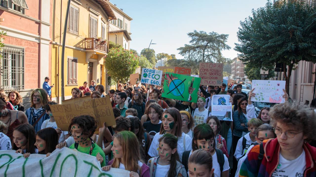 Jovens ativistas marcham pelas ruas de Pisa, Itália, em 23 de setembro de 2022. Mais de 70 cidades italianas realizam manifestações, em todos os principais centros, dois dias antes do dia das eleições. O objetivo do protesto é trazer a crise climática e as soluções para lidar com ela, ausentes significativos durante o debate eleitoral, de volta ao centro das atenções do público.