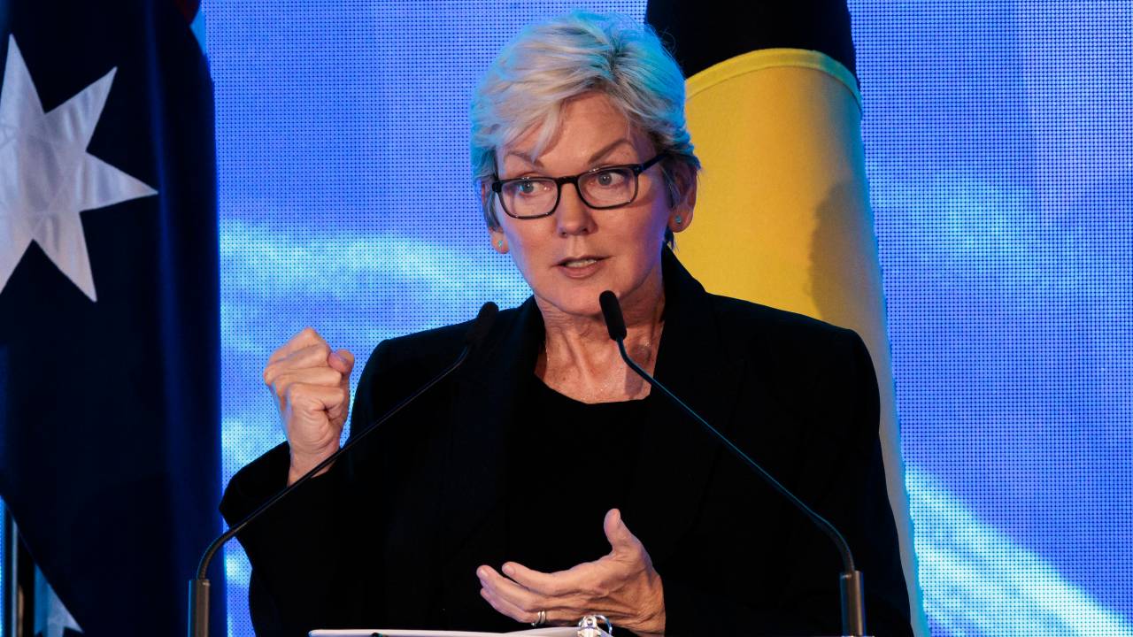 SYDNEY, AUSTRÁLIA - 12 DE JULHO: Jennifer Granholm, Secretária de Energia dos EUA, fala no Fórum de Energia de Sydney em 12 de julho de 2022 em Sydney, Austrália. O Sydney Energy Forum reúne líderes globais do governo, indústria, academia, tecnologia e inovação para identificar soluções para fornecer cadeias de fornecimento de energia limpa em todo o Indo-Pacífico. É co-organizado pelo governo australiano, a Agência Internacional de Energia e o Conselho Empresarial da Austrália