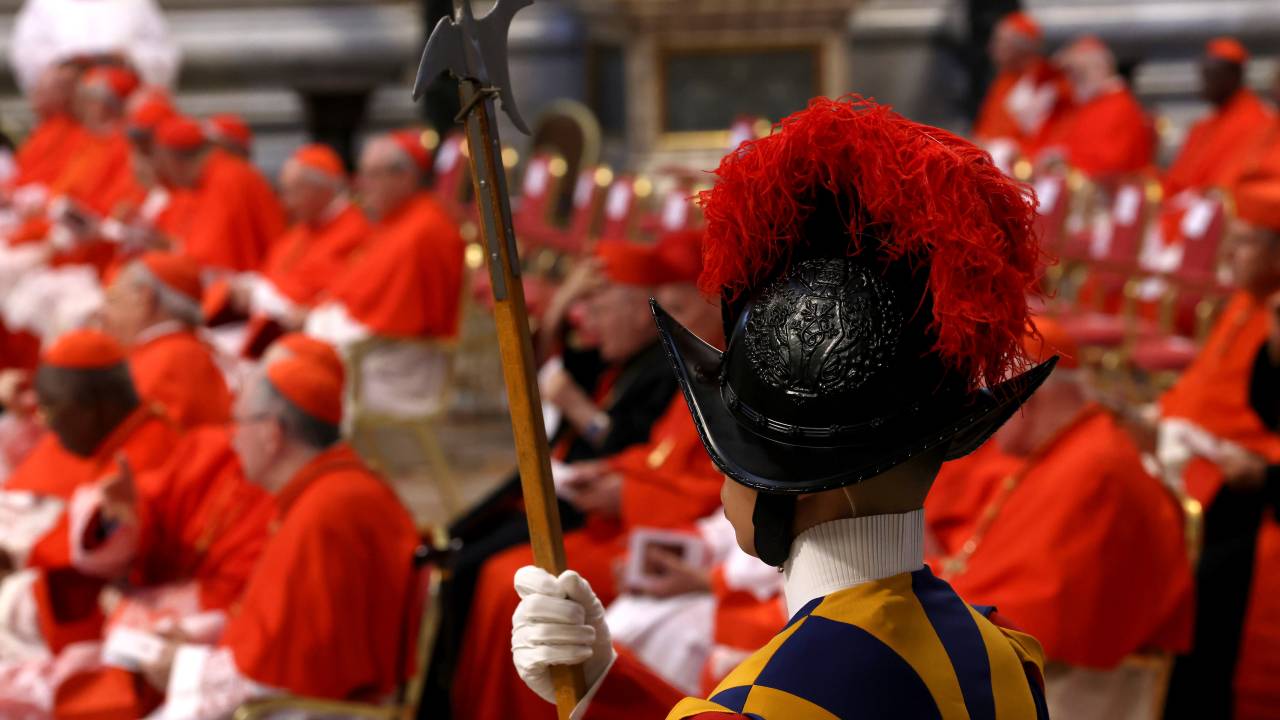 Um guarda suíço participa do Consistório para a criação de novos cardeais na Basílica de São Pedro em 27 de agosto de 2022 na Cidade do Vaticano, Vaticano. Esta noite, o Papa Francisco presidiu um consistório para a criação de 20 novos cardeais, 16 dos quais com menos de 80 anos e, portanto, cardeais-eleitores em um eventual conclave, além de quatro que já atingiram a idade de 80 anos ou chegarão antes de receber o barrete vermelho.