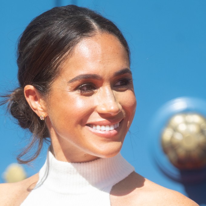 De volta ao Reino Unido, Meghan Markle discursa sobre ser ‘outsider’