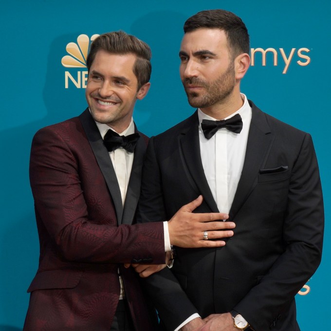 Homens de ‘Ted Lasso’ dão aula de moda masculina no Emmy; veja fotos