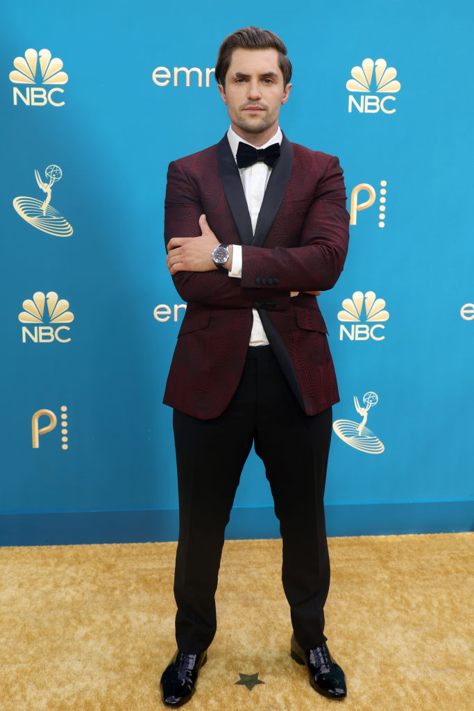 74th Primetime Emmys – Arrivals Phil Dunster, que interpreta Jamie Tart em 'Ted Lasso', apostou em um blazer com textura de fundo bordô -