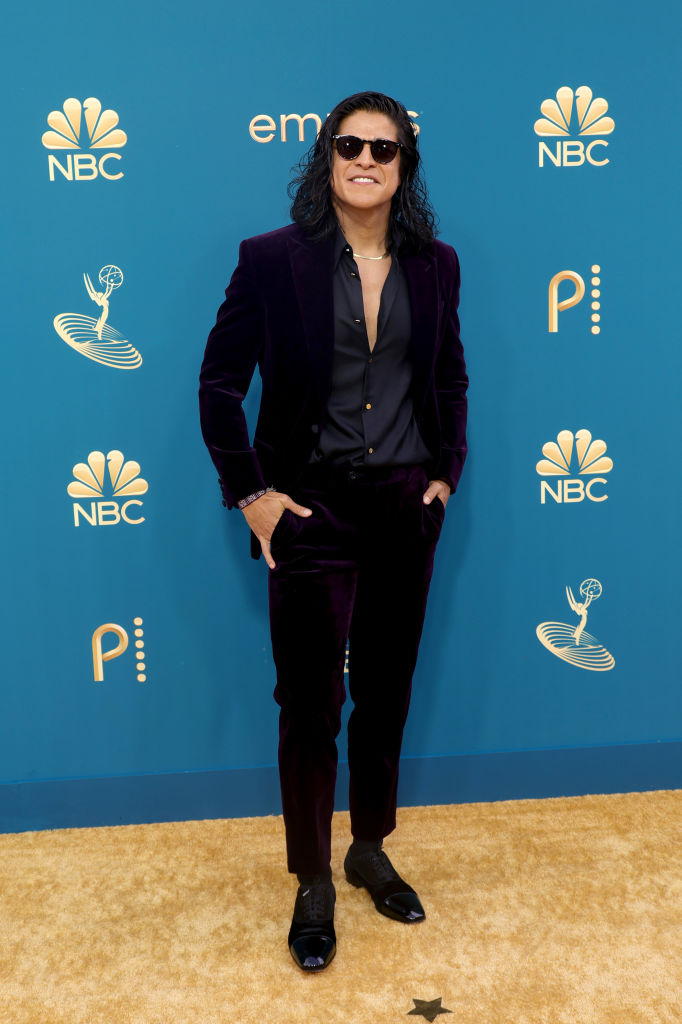 74th Primetime Emmys – Arrivals O mexicano Cristo Fernández, ex-jogador de futebol e intérprete de Danny Rojas em 'Ted Lasso', usou uma combinação despojada com terno aveludado e camisa semi-aberta -