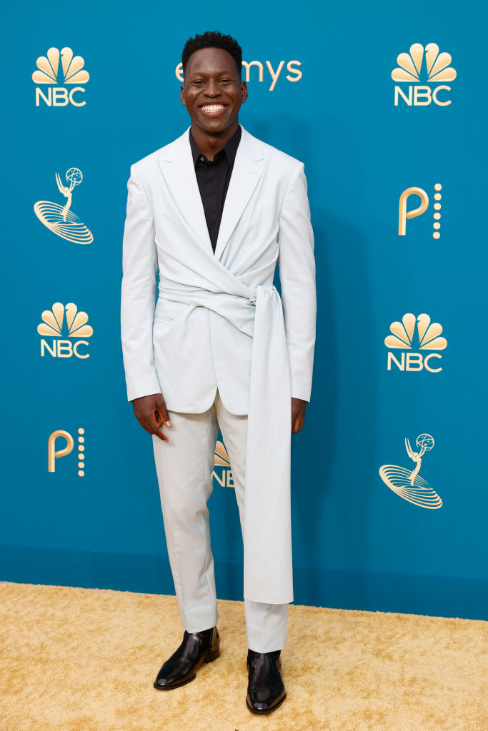 74th Primetime Emmys – Arrivals Toheeb Jimoh, que interpreta Sam Obisanya em 'Ted Lasso', inovou com um terno de recorte oriental branco com camisa preta -
