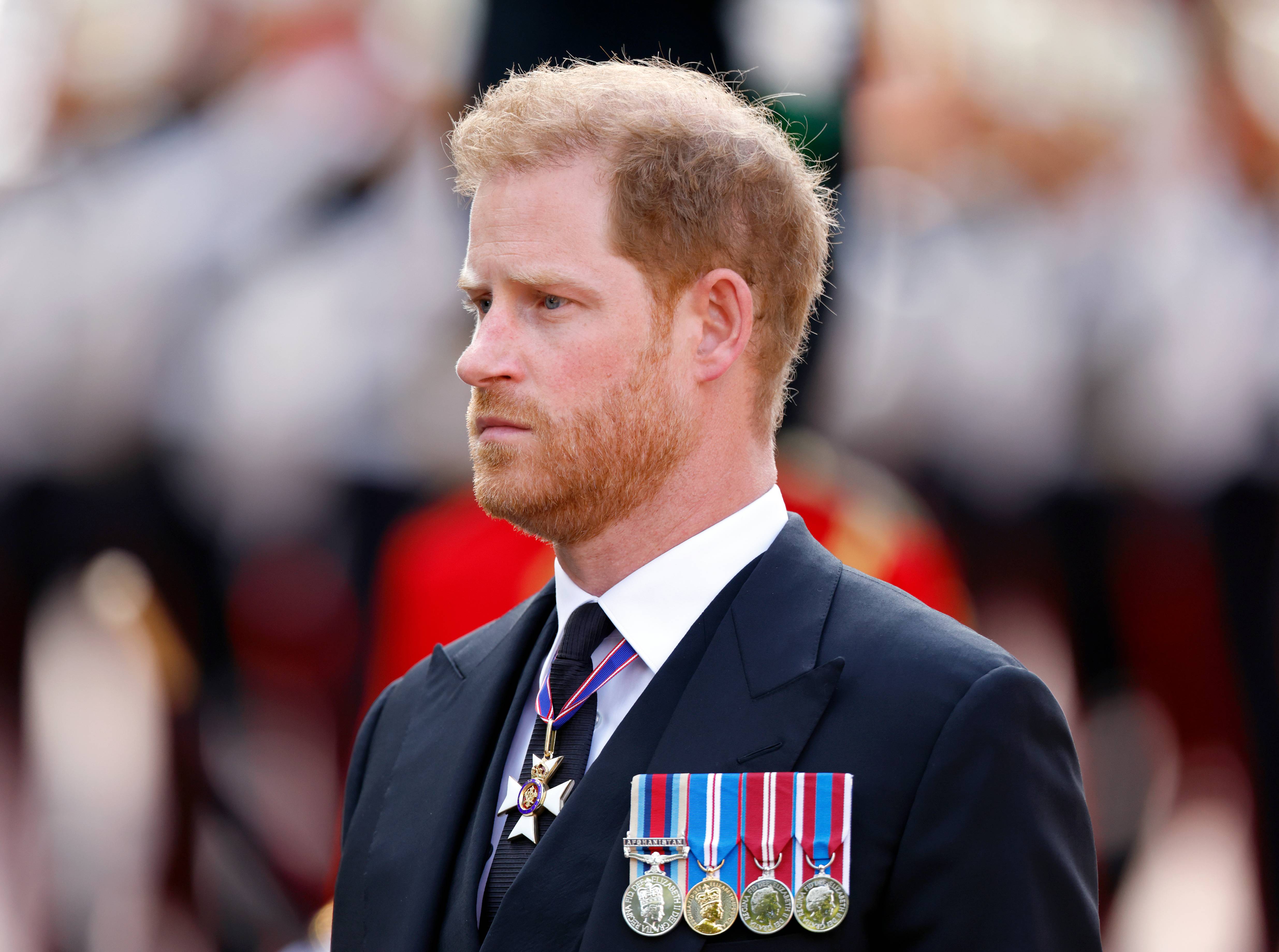 Príncipes Harry e Andrew poderão usar uniforme militar em vigília à rainha