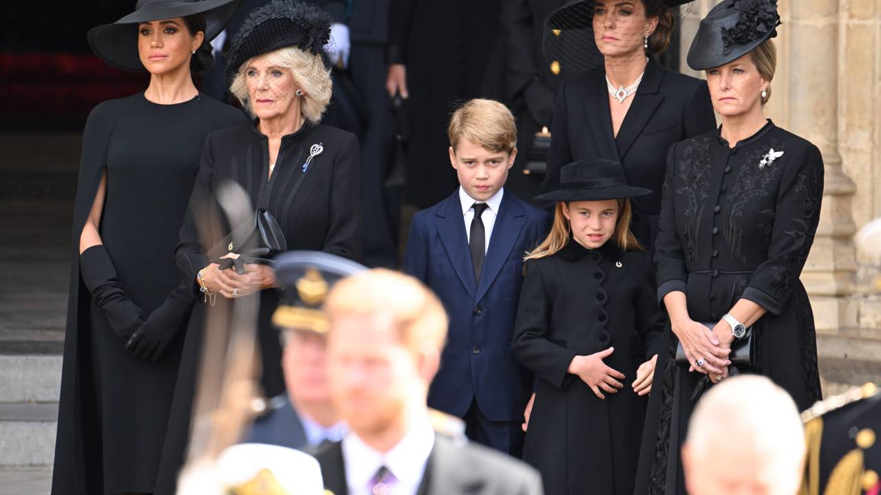 Meghan, Duquesa de Sussex, Camilla, Rainha Consorte, Príncipe George de Gales, Catherine, Princesa de Gales, Princesa Charlotte de Gales e Sophie, Condessa de Wessex durante o Funeral de Estado da Rainha Elizabeth II na Abadia de Westminster em Londres, Inglaterra. 19/09/2022