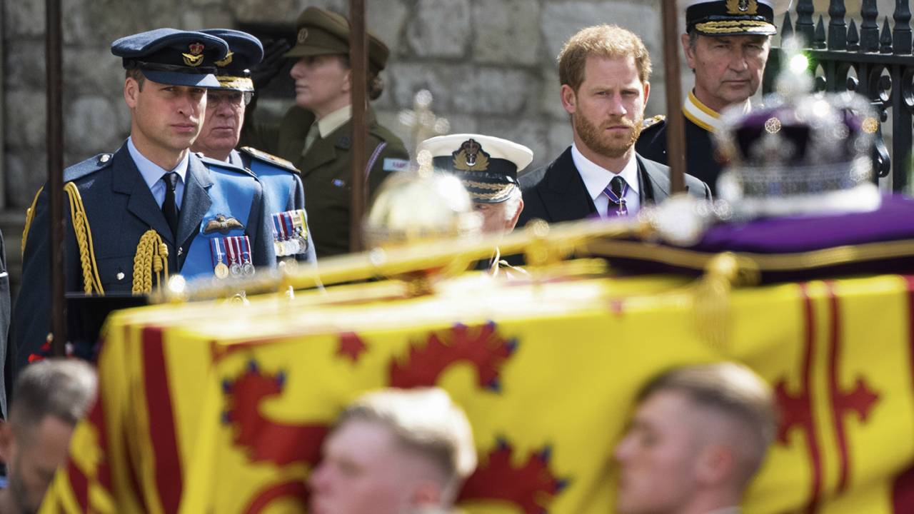 LADO A LADO - Harry (à dir.) desfila com William: o irrequieto filho caçula do rei ganhou lugar de honra no funeral da avó -