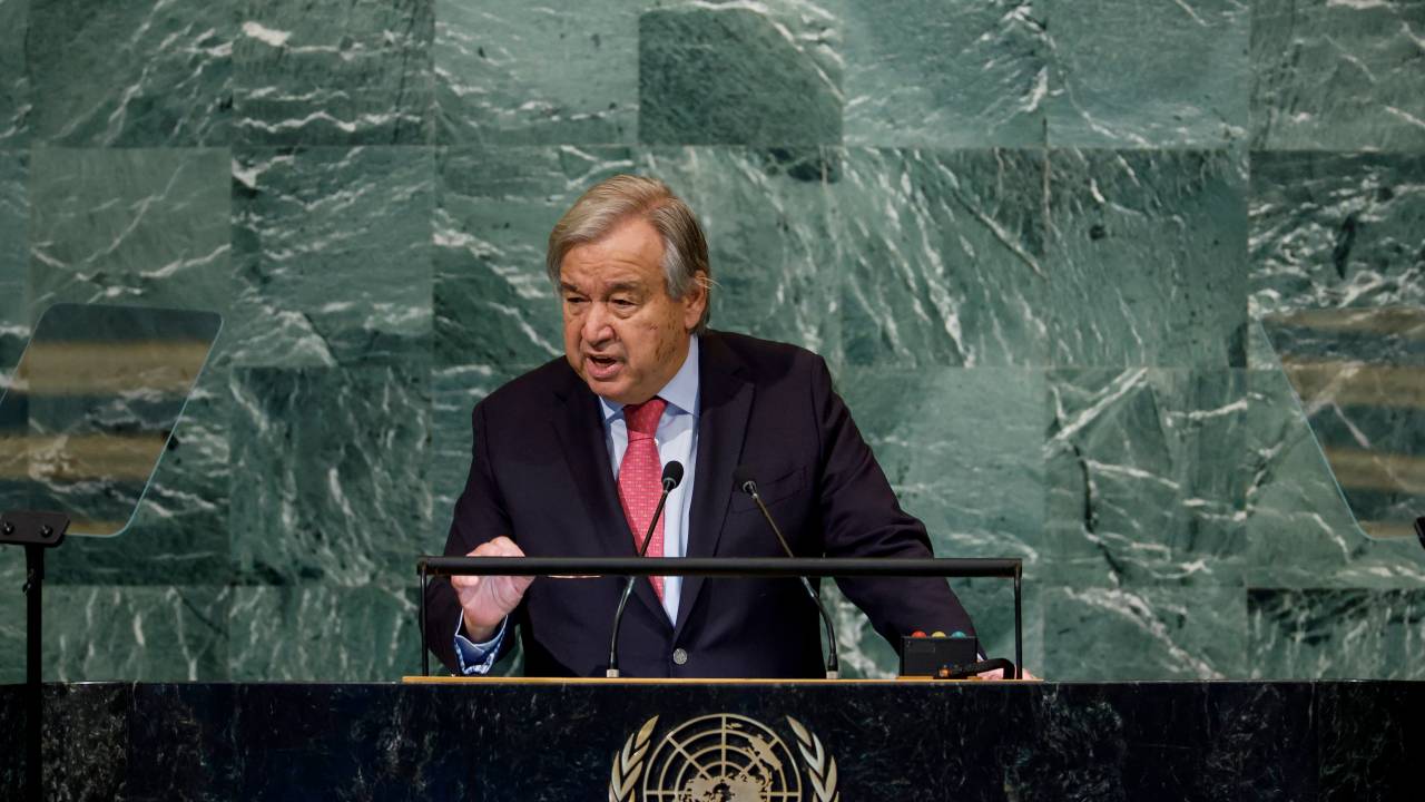 NOVA YORK, NOVA YORK - 20 DE SETEMBRO: O secretário-geral das Nações Unidas, Antonio Guterres, fala durante a 77ª sessão da Assembleia Geral das Nações Unidas (AGNU) na sede da ONU em 20 de setembro de 2022 na cidade de Nova York. Após dois anos de realização da sessão virtual ou em formato híbrido, espera-se que 157 chefes de Estado e representantes de governo compareçam presencialmente à Assembleia Geral.