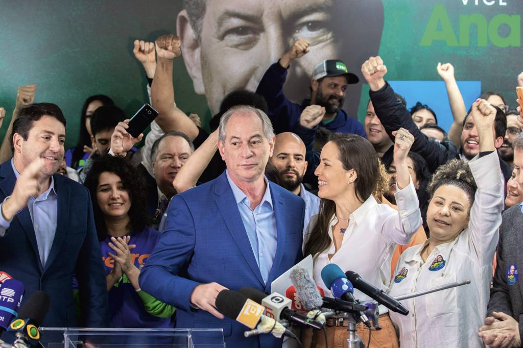 POL270274.JPG PELA CULATRA - Ciro: a tentativa era recalibrar a imagem, mas ele termina a campanha atirando contra os dois favoritos -