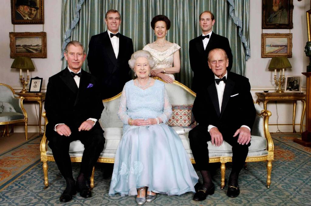 A rainha Elizabeth em <span>cerim&ocirc;nia</span> de um jantar da <span>fam&iacute;lia</span> real -