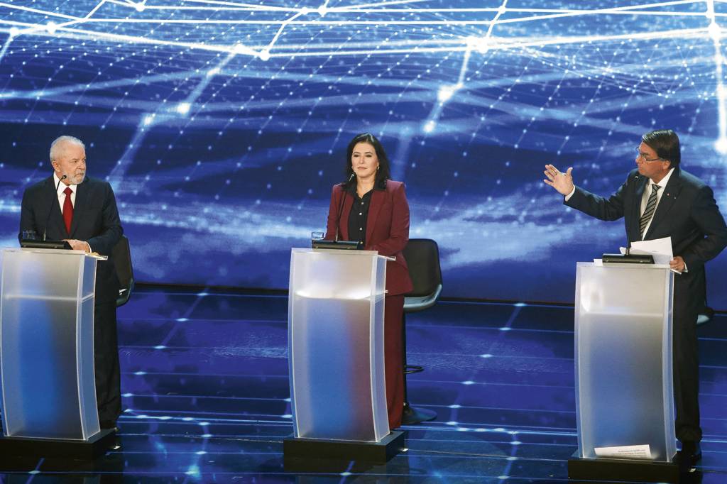 SIMONE-TEBET-DEBATE-TV-BANDEIRANTES-2022-09.jpg REPERCUSSÃO - Entre Lula e Bolsonaro no debate da Band: a vitória ajudou na projeção da candidatura -