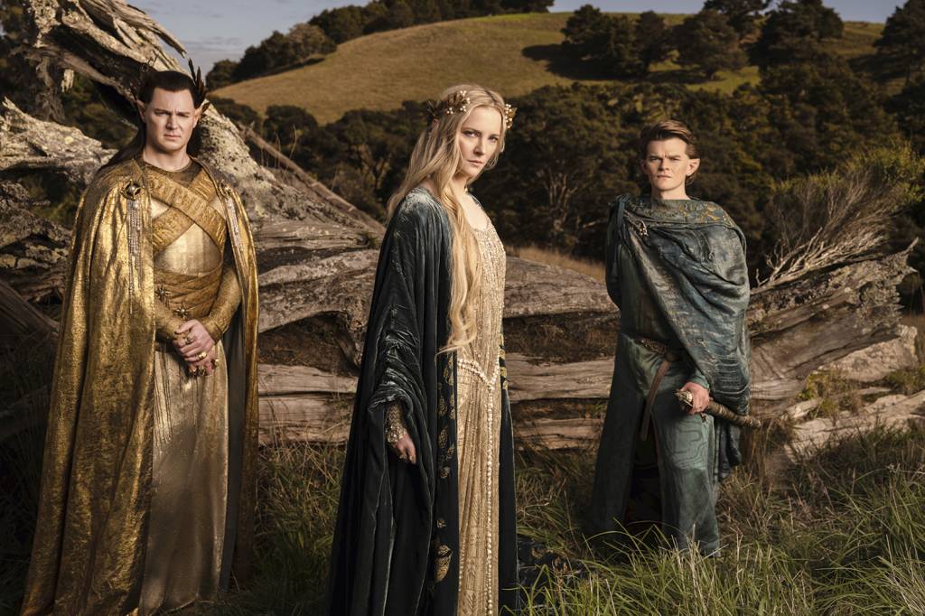 TL-1-DUPLA-SERIADO-THE-LORD-OF-THE-RINGS—THE-RINGS-OF-POWER-39.JPG ELFOS SUPERPODEROSOS - O alto-rei Gil-galad (Benjamin Walker), a guerreira Galadriel (Morfydd Clark) e o sábio Elrond (Robert Aramayo) são elfos imortais. Eles apareceram na trilogia de Peter Jackson, vividos por outros atores — com destaque para Cate Blanchett e Hugo Weaving na pele dos dois últimos. “Na série, Elrond está no processo de se tornar o líder que vimos nos filmes”, diz Aramayo -