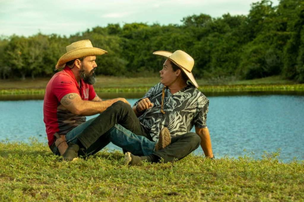 globo-pantanal-juliano-cazarre-silvero-pereira Alcides (Juliano Cazarré) e Zaquieu (Silvero Pereira) em 'Pantanal', novela das 9 da Globo