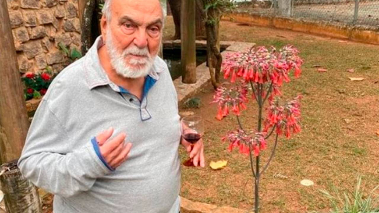 O ator Lima Duarte em seu sítio -