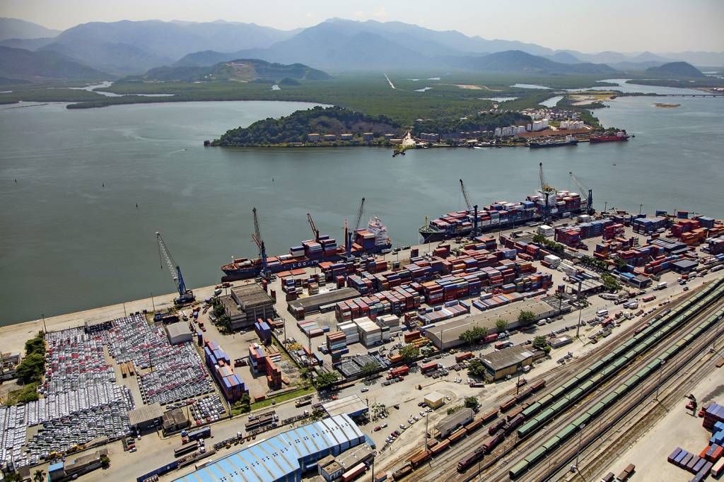 shutterstock_1507049402.jpg AVANÇO - Porto de Santos: o maior terminal de cargas do país deve ir para a iniciativa privada ainda em 2022 -