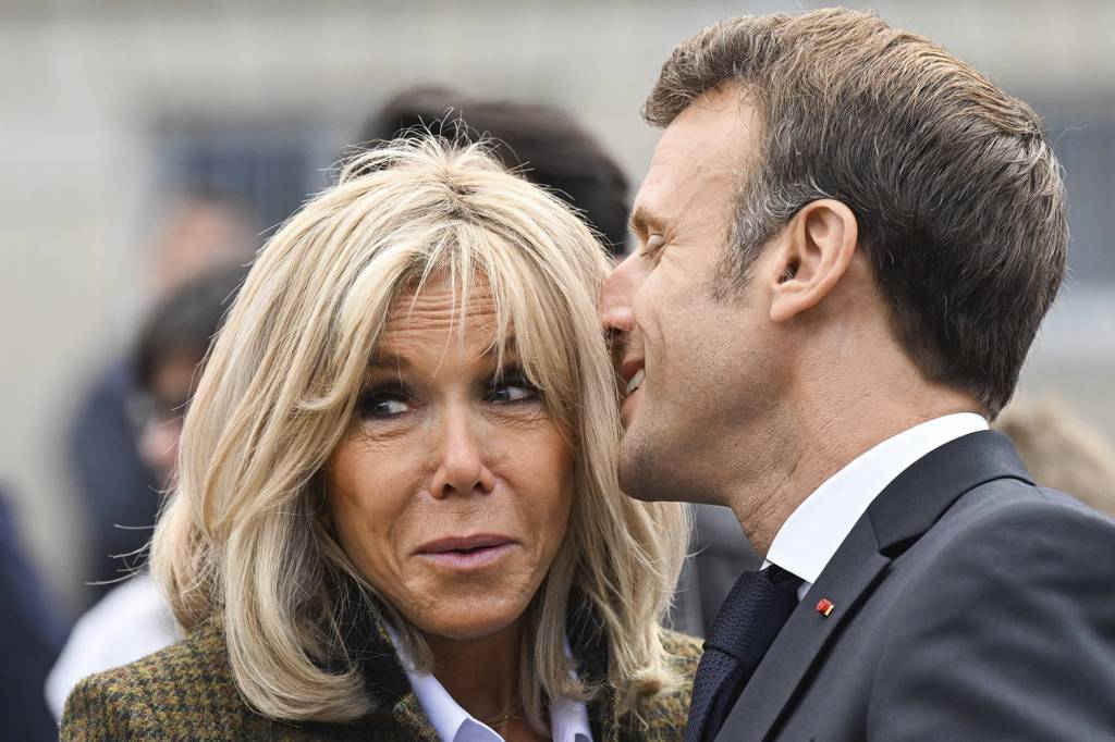 000_32JH9E3.jpg INVERSÃO DE ORDEM - O amor de Macron, presidente da França, por Brigitte: eles começam a admirar as mais velhas -